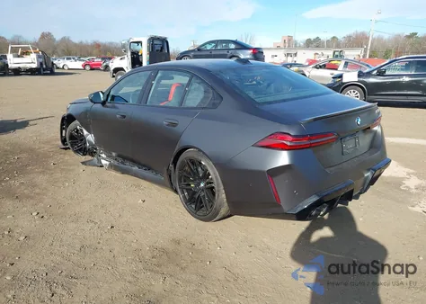 2025 BMW M5 z USA, uszkodzony, nr VIN WBS83FK02SCU36580